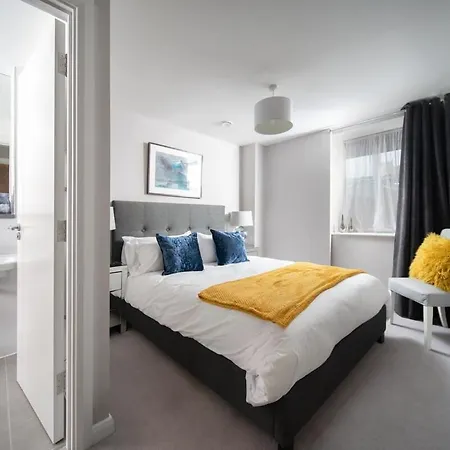 Deluxe Apartment Near Cabot Circus W Parking Sleeps 5 Bristol Exterior photo