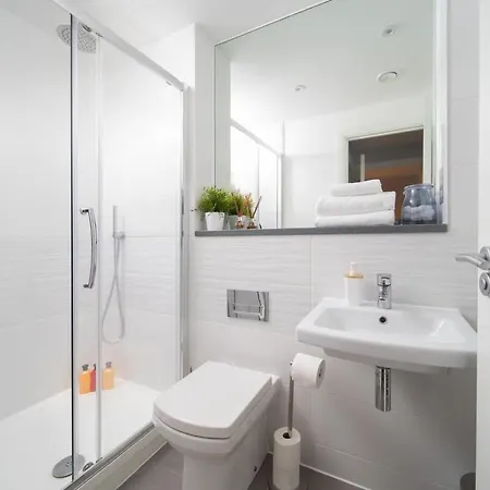 Deluxe Apartment Near Cabot Circus W Parking Sleeps 5 Bristol Exterior photo