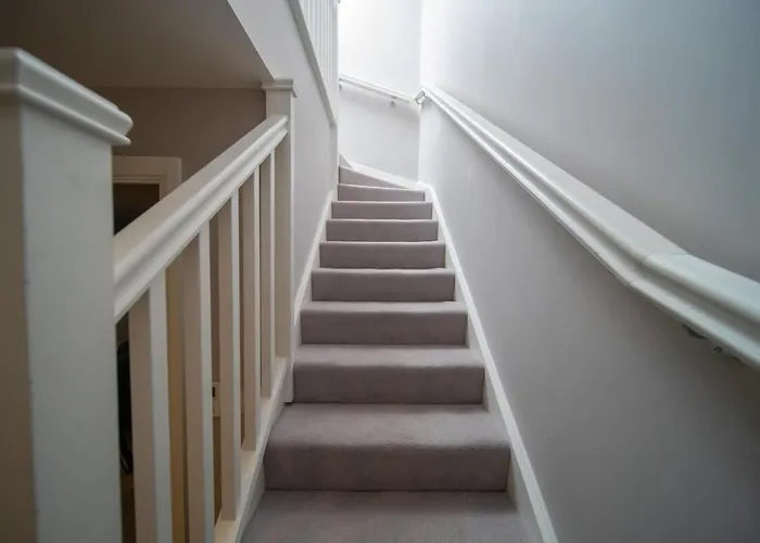 Deluxe Apartment Near Cabot Circus W Parking Sleeps 5