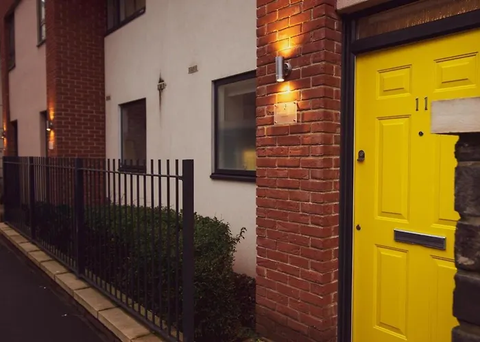 Deluxe Apartment Near Cabot Circus W Parking Sleeps 5