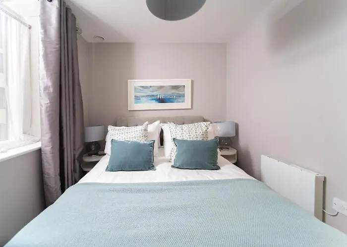 Deluxe Apartment Near Cabot Circus W Parking Sleeps 5