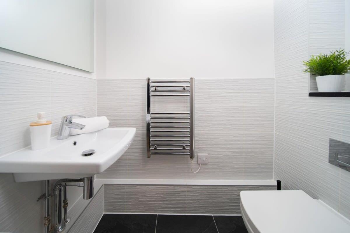 Deluxe Near Cabot Circus W Parking Sleeps 5 Holiday home *
