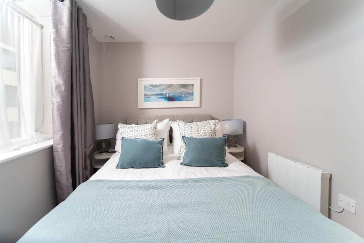 Deluxe Near Cabot Circus W Parking Sleeps 5 *