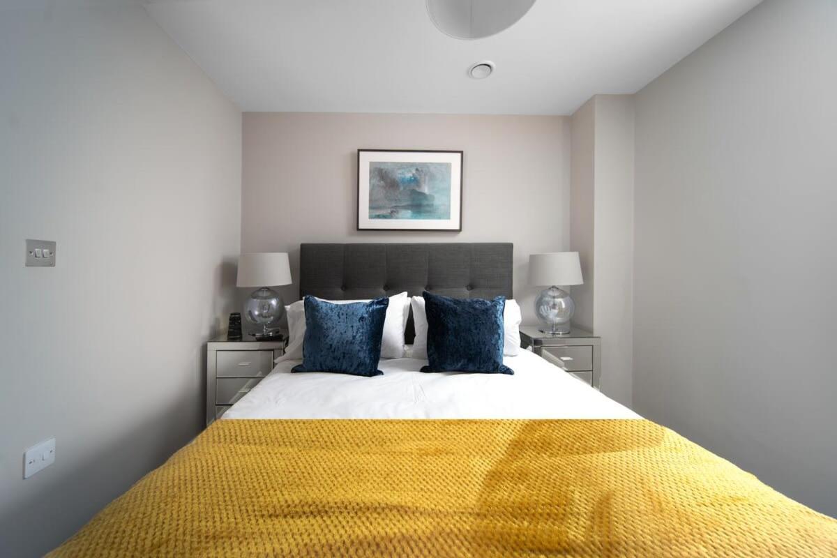 Holiday home Deluxe Near Cabot Circus W Parking Sleeps 5 *