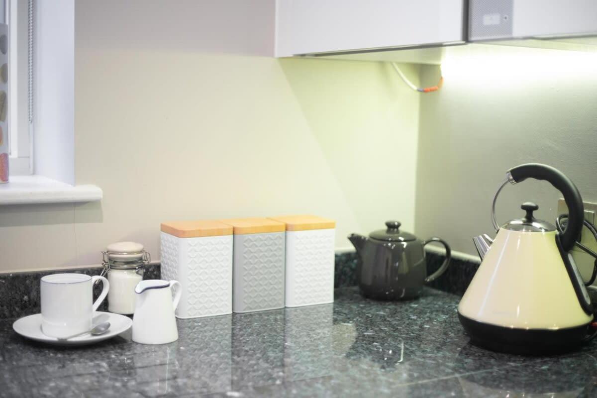 Deluxe Near Cabot Circus W Parking Sleeps 5 *