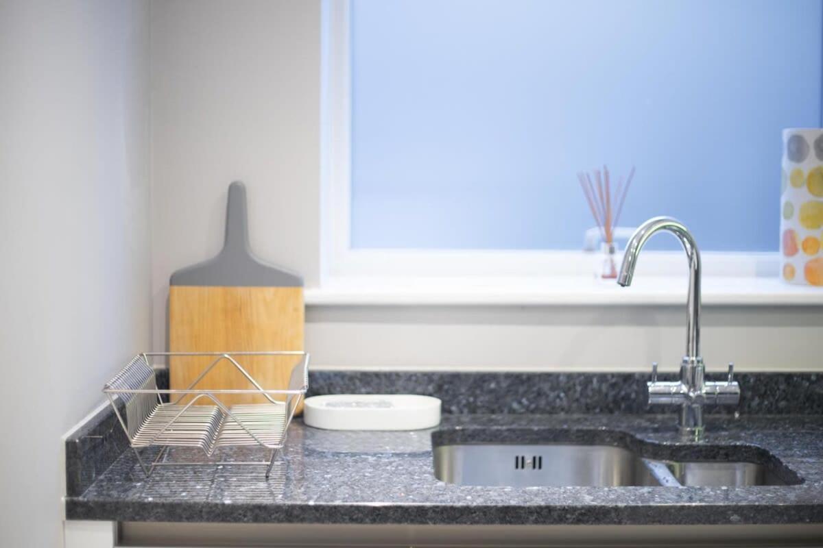 Deluxe Near Cabot Circus W Parking Sleeps 5 Holiday home