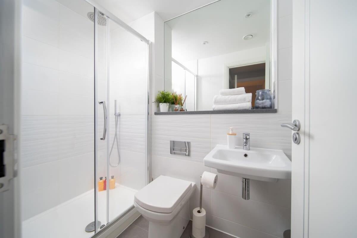 Deluxe Near Cabot Circus W Parking Sleeps 5 *