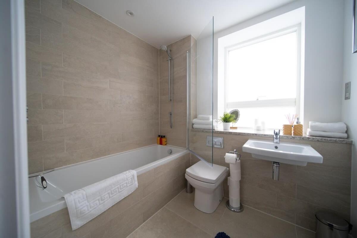 Deluxe Near Cabot Circus W Parking Sleeps 5