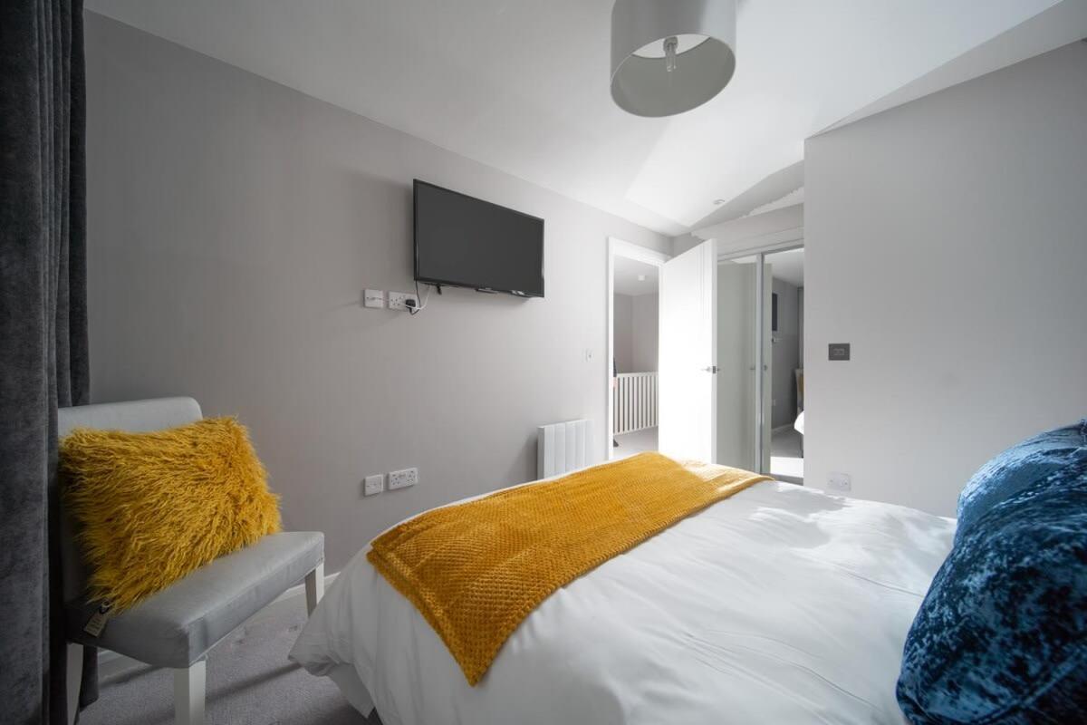 Deluxe Near Cabot Circus W Parking Sleeps 5 Holiday home *