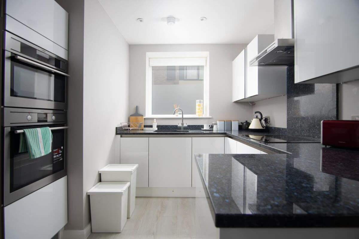 Holiday home Deluxe Near Cabot Circus W Parking Sleeps 5 *