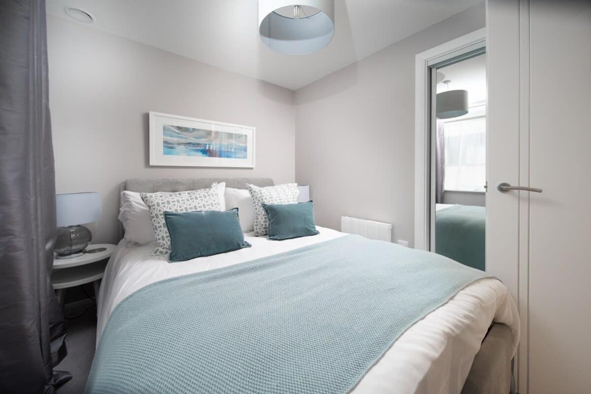 Deluxe Near Cabot Circus W Parking Sleeps 5