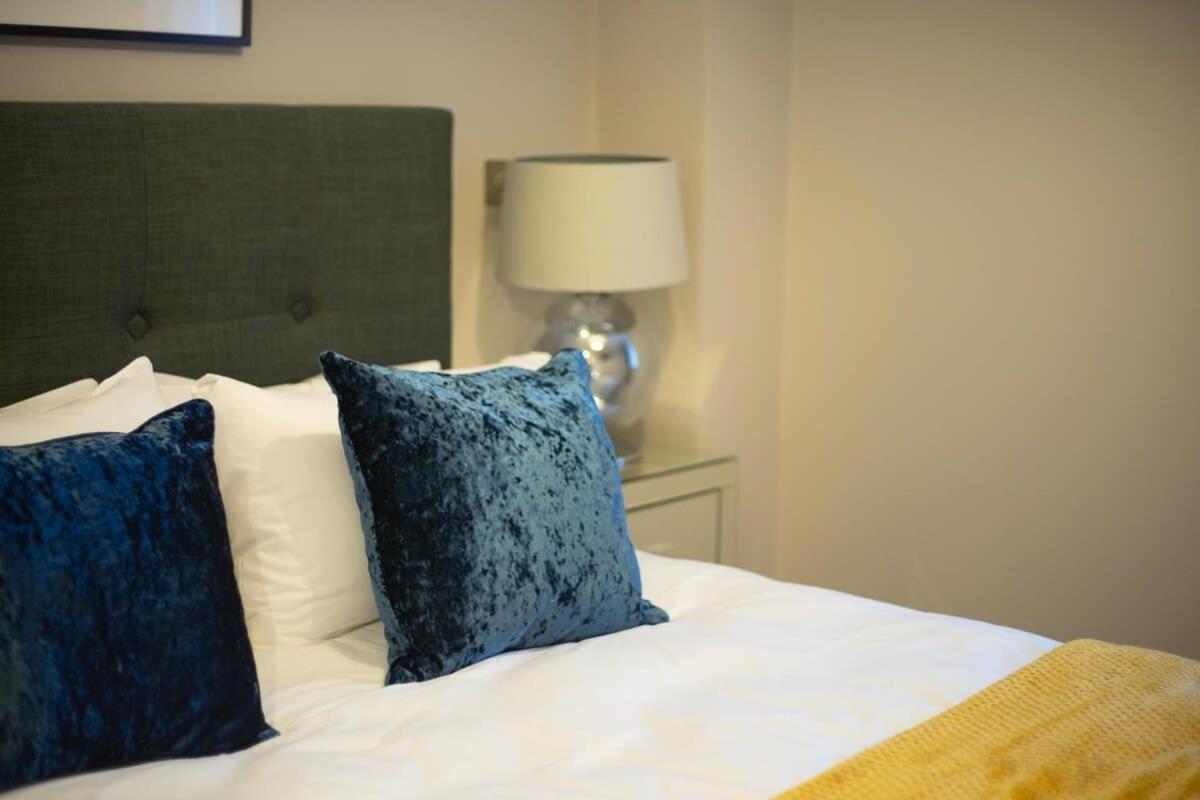 Deluxe Near Cabot Circus W Parking Sleeps 5 Holiday home